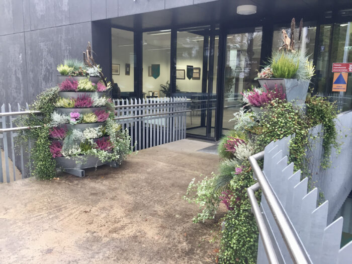 Poolkaarekujuline lilletorn  kõrgusega 1,3 meetrit