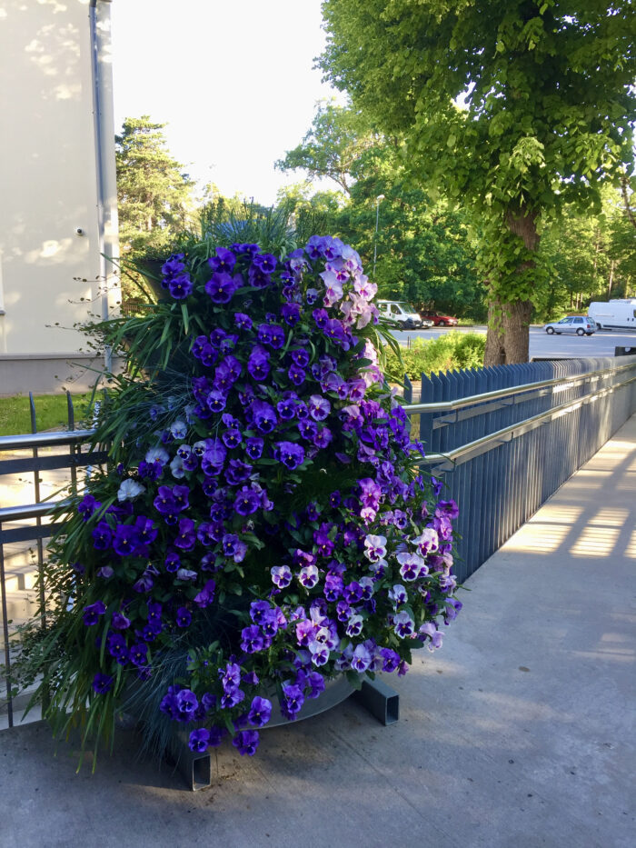 Poolkaarekujuline lilletorn  kõrgusega 1,3 meetrit