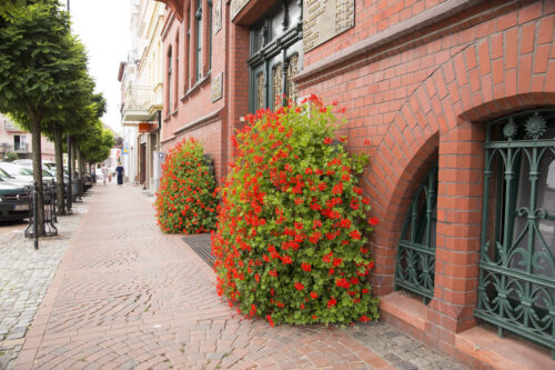 Poolkaarekujuline lilletorn  kõrgusega 1,3 meetrit