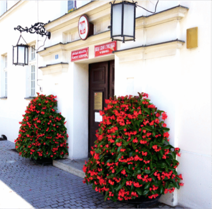 Poolkaarekujuline lilletorn  kõrgusega 1,3 meetrit